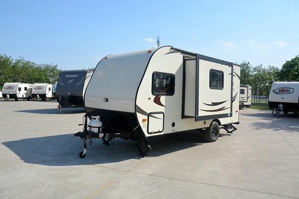 1627644898383143.jpg 拖拽式房車進口清關公司